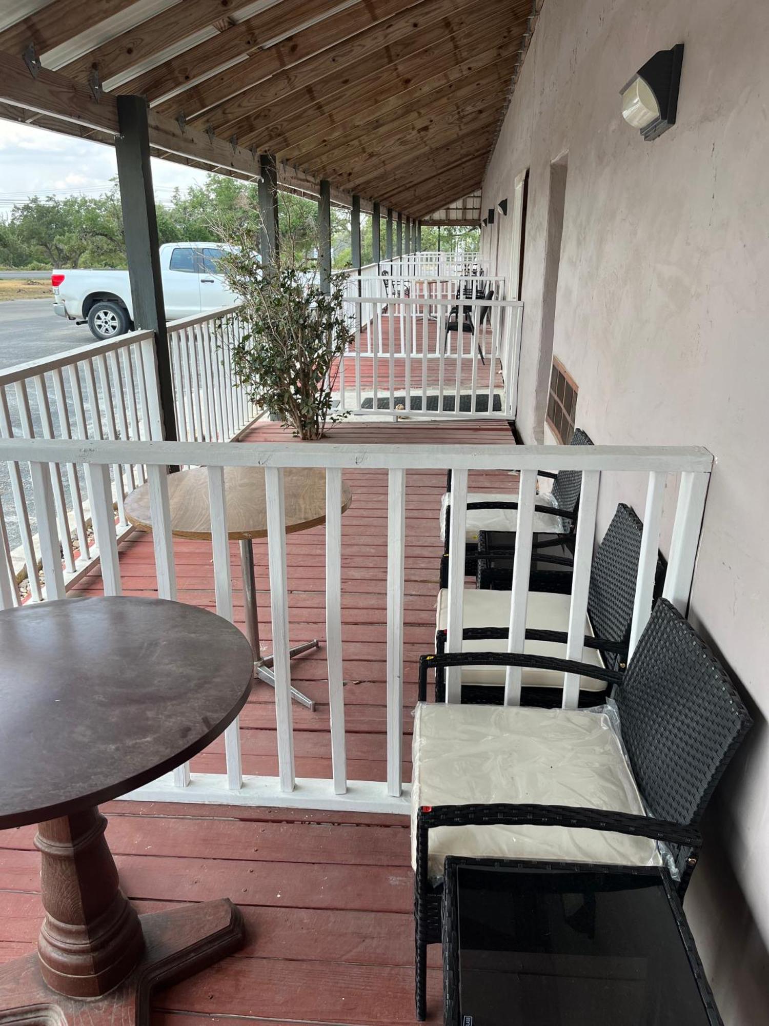 Outpost Motel Dripping Springs Exterior photo